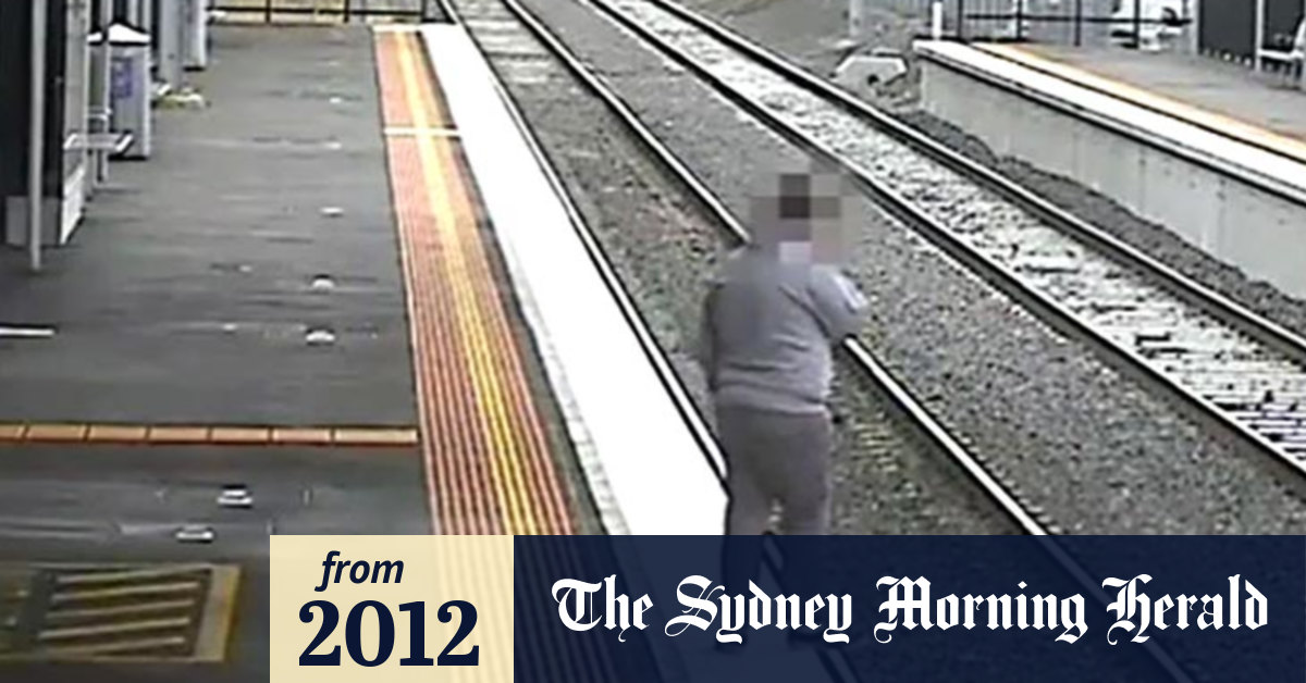 Video Distracted man falls off train platform